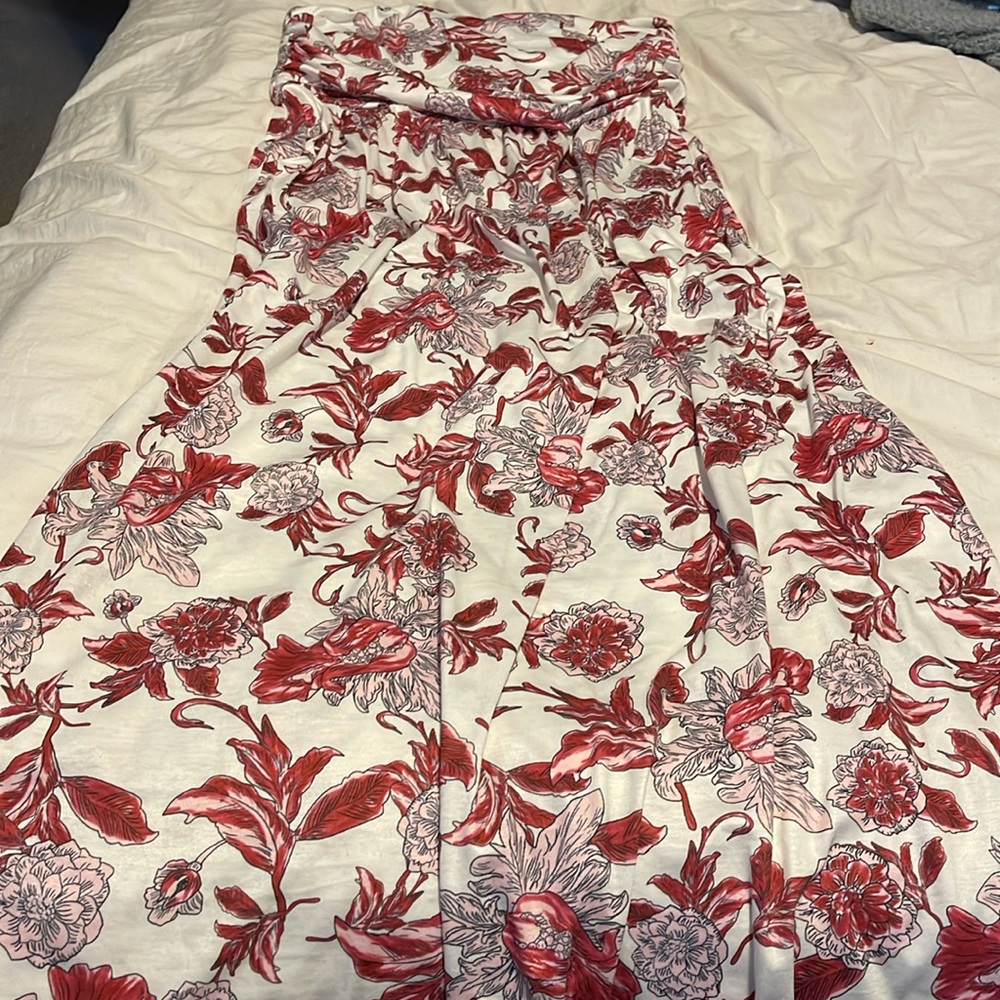 Women’s strapless floral dress. Soft cotton material.